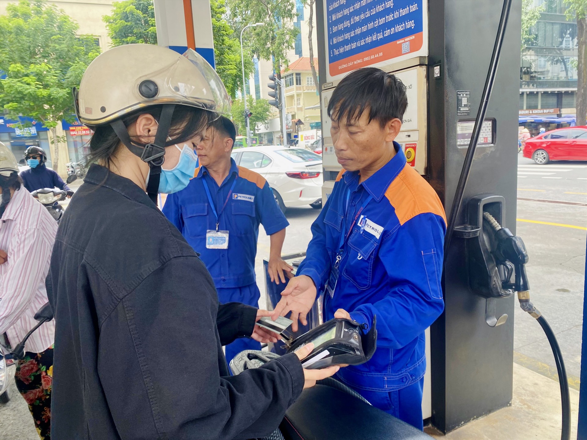 Hiện nay, ở hầu hết các cây xăng lớn tại TP Hồ Chí Minh, người dân khi đến đổ xăng đều có thể thanh toán bằng quẹt thẻ ngân hàng hoặc chuyển khoản. quét mã QR.