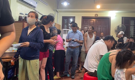 Khách xếp hàng để mua phở quán chị Hoa. Ảnh: Phạm Linh