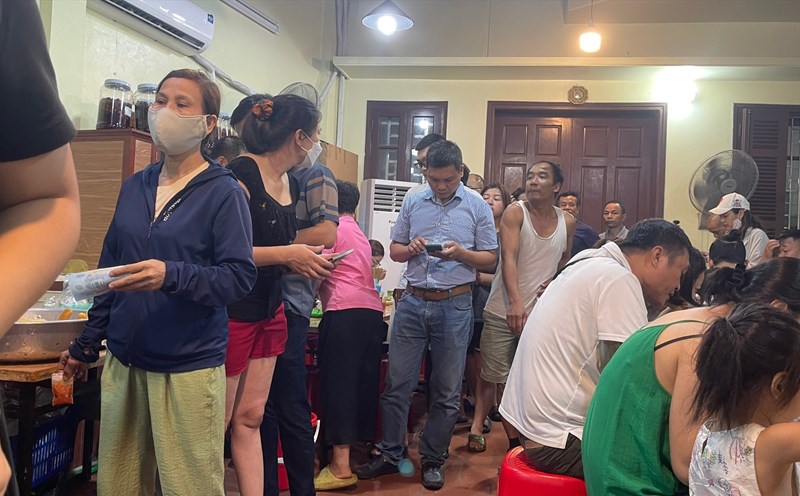 Khách xếp hàng để mua phở quán chị Hoa. Ảnh: Phạm Linh