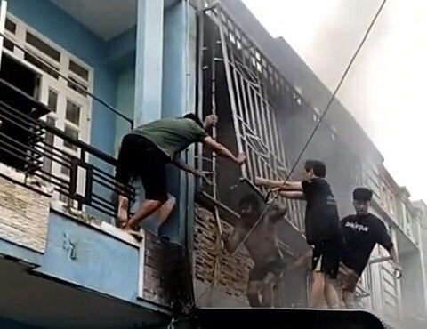 Người dân giải cứu 3 người mặc kẹt ra ngoài an toàn. Ảnh: Người dân cung cấp