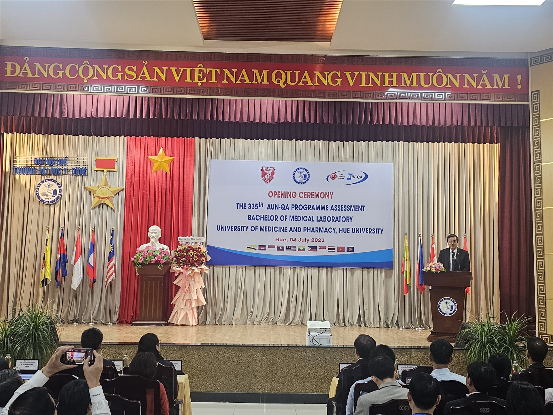 PGS.TS. Nguyễn Vũ Quốc Huy - Hiệu trưởng Trường Đại học Y Dược, Đại học Huế phát biểu khai mạc chương trình. Ảnh: Nguyễn Luân.