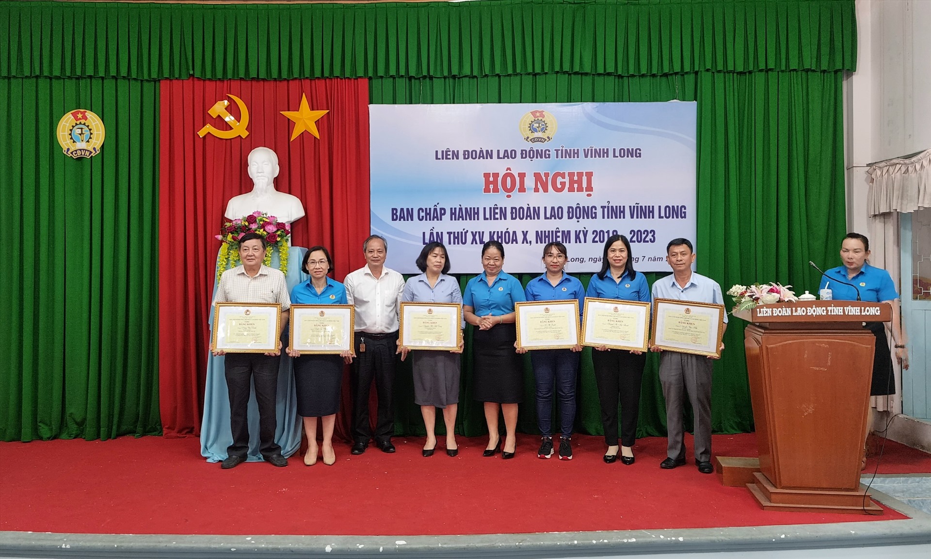 Tổng LĐLĐ Việt Nam khen thưởng vì thành tích xuất sắc trong phong trào thi đua lao động giỏi và xây dựng tổ chức Công đoàn vững mạnh. Ảnh: Hoàng Lộc 