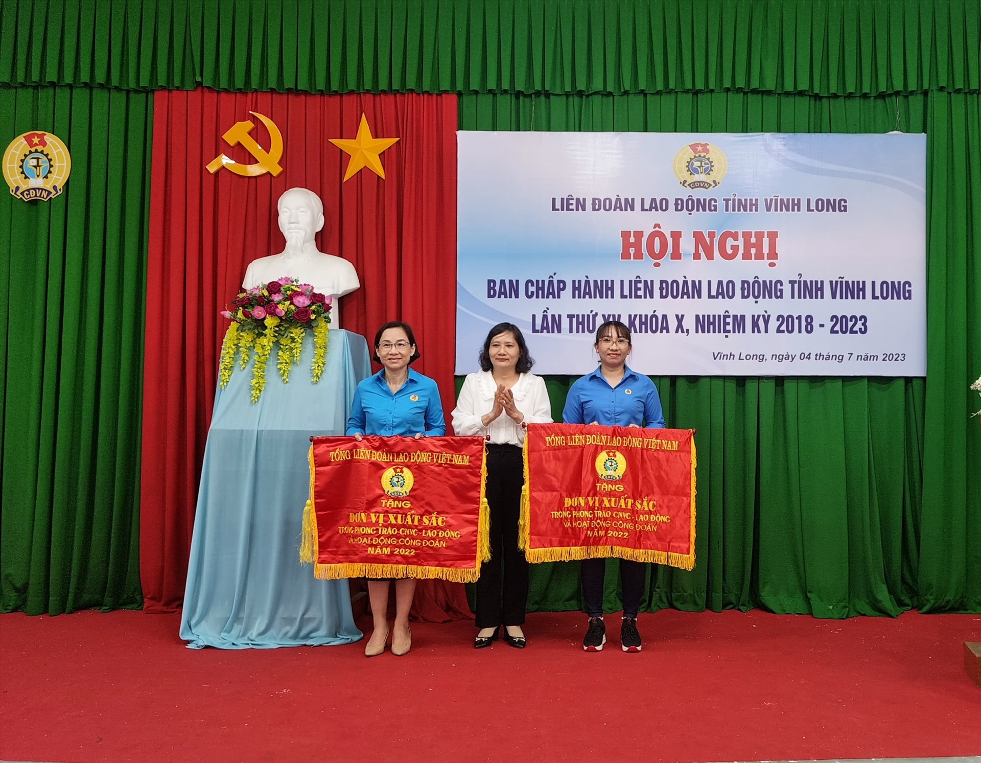 LĐLĐ TP Vĩnh Long và CĐCS Cty TNHH Bo Hsing nhận cờ thi đua xuất sắc năm 2022. Ảnh: Hoàng Lộc