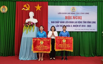 LĐLĐ TP Vĩnh Long và CĐCS Cty TNHH Bo Hsing nhận cờ thi đua xuất sắc năm 2022. Ảnh: Hoàng Lộc