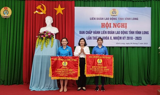 LĐLĐ TP Vĩnh Long và CĐCS Cty TNHH Bo Hsing nhận cờ thi đua xuất sắc năm 2022. Ảnh: Hoàng Lộc
