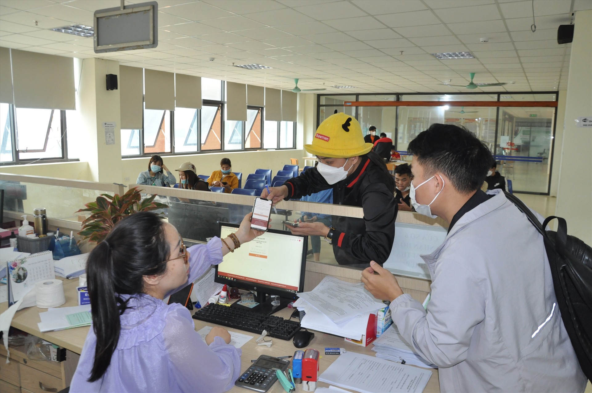 Công chức làm việc trong cơ quan nhà nước được tăng lương cơ sở từ ngày 1.7.2023. Ảnh: Quế Chi
