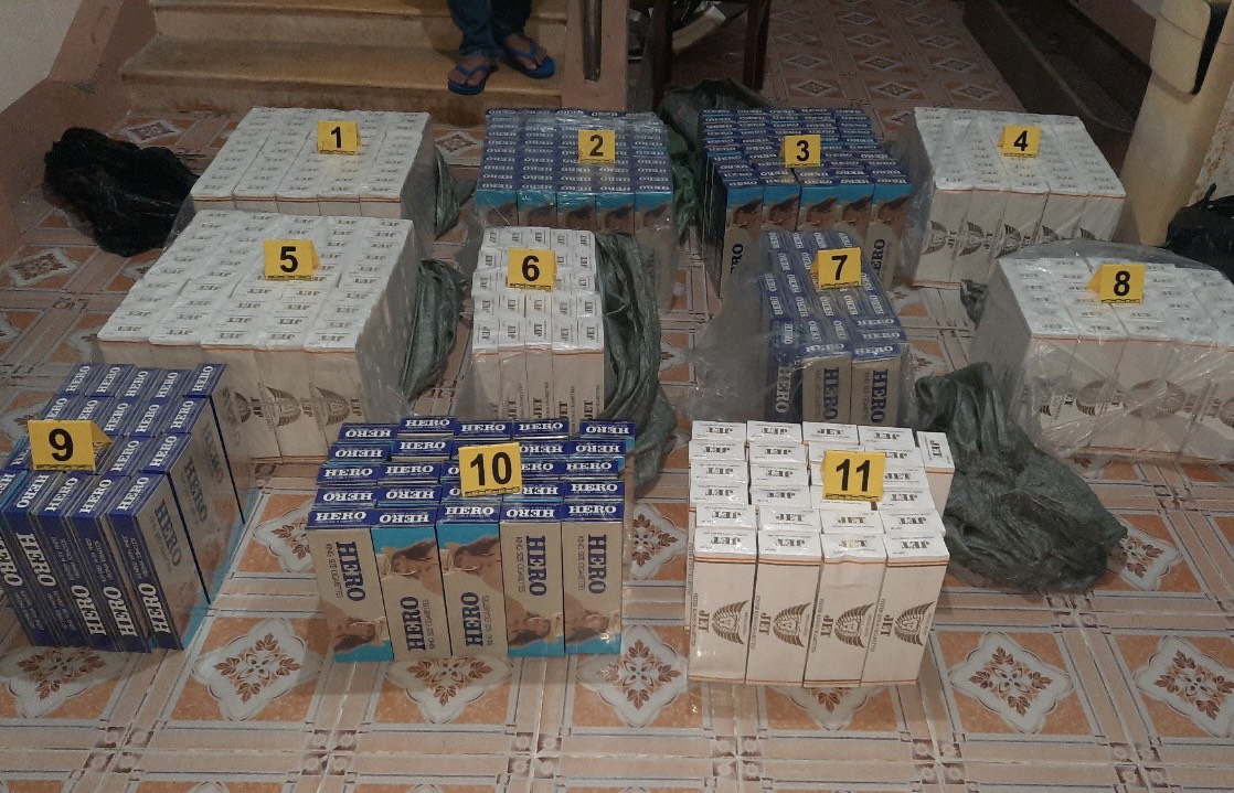 Tang vật công an thu giữ là 4.000 bao thuốc lá điếu nhập lậu do Nguyễn Chí Thanh vận chuyển. Ảnh: Công an cung cấp