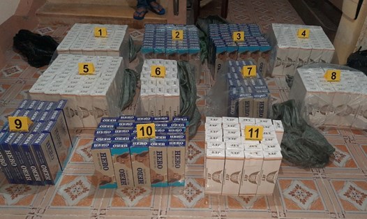 Tang vật công an thu giữ là 4.000 bao thuốc lá điếu nhập lậu do Nguyễn Chí Thanh vận chuyển. Ảnh: Công an cung cấp