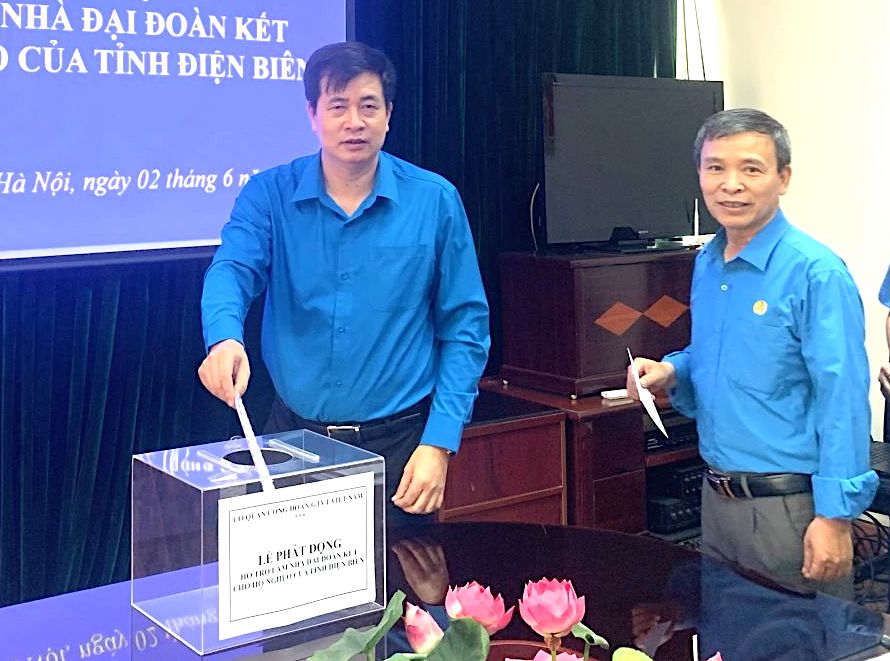 Lãnh đạo Công đoàn Giao thông Vận tải Việt Nam tham gia ủng hộ chương trình xây dựng nhà Đại đoàn kết cho hộ nghèo tỉnh Điện Biên. Ảnh: Hà Anh
