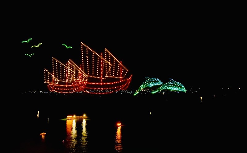 Lễ hội ánh sáng được tổ chức tại Khánh Hòa tạo sức hút với du khách. Ảnh: Phương Linh