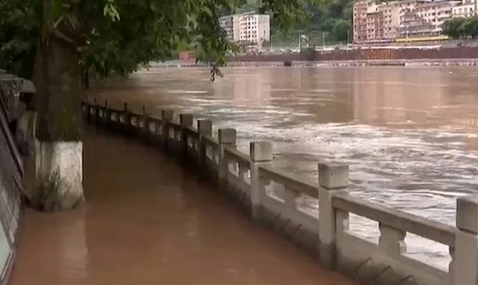 Mưa lớn nhiều ngày gây ngập lụt ở Trùng Khánh, Trung Quốc. Ảnh chụp màn hình Weibo
