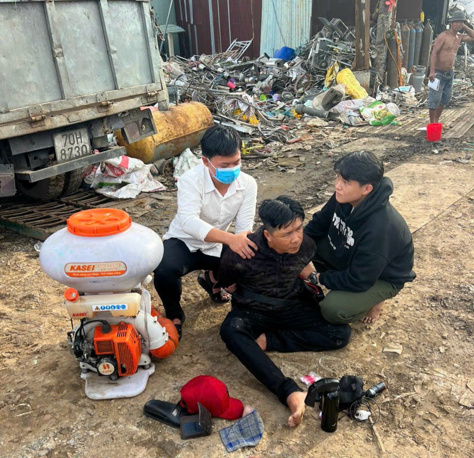 Đối tượng Nguyễn Hoàng Phương bị 2 chiến sĩ nghĩa vụ Công an huyện Tân Hồng bắt giữ với hành vi trộm cắp tài sản. Ảnh: Công an cung cấp