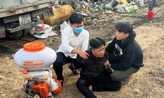 Đối tượng Nguyễn Hoàng Phương bị 2 chiến sĩ nghĩa vụ Công an huyện Tân Hồng bắt giữ với hành vi trộm cắp tài sản. Ảnh: Công an cung cấp