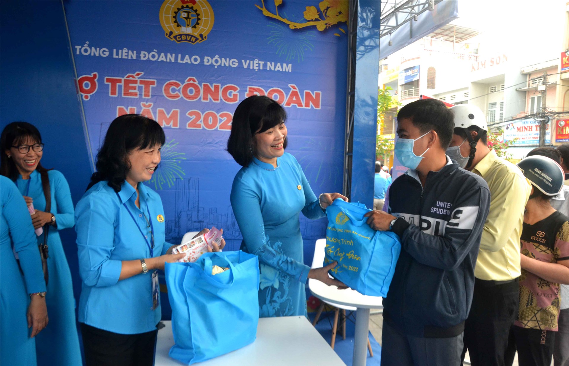 Lãnh đạo Tổng LĐLĐ Việt Nam tham gia tặng quà cho đoàn viên tại sự kiện Chợ Tết Công đoàn năm 2023. Ảnh: Lâm Điền