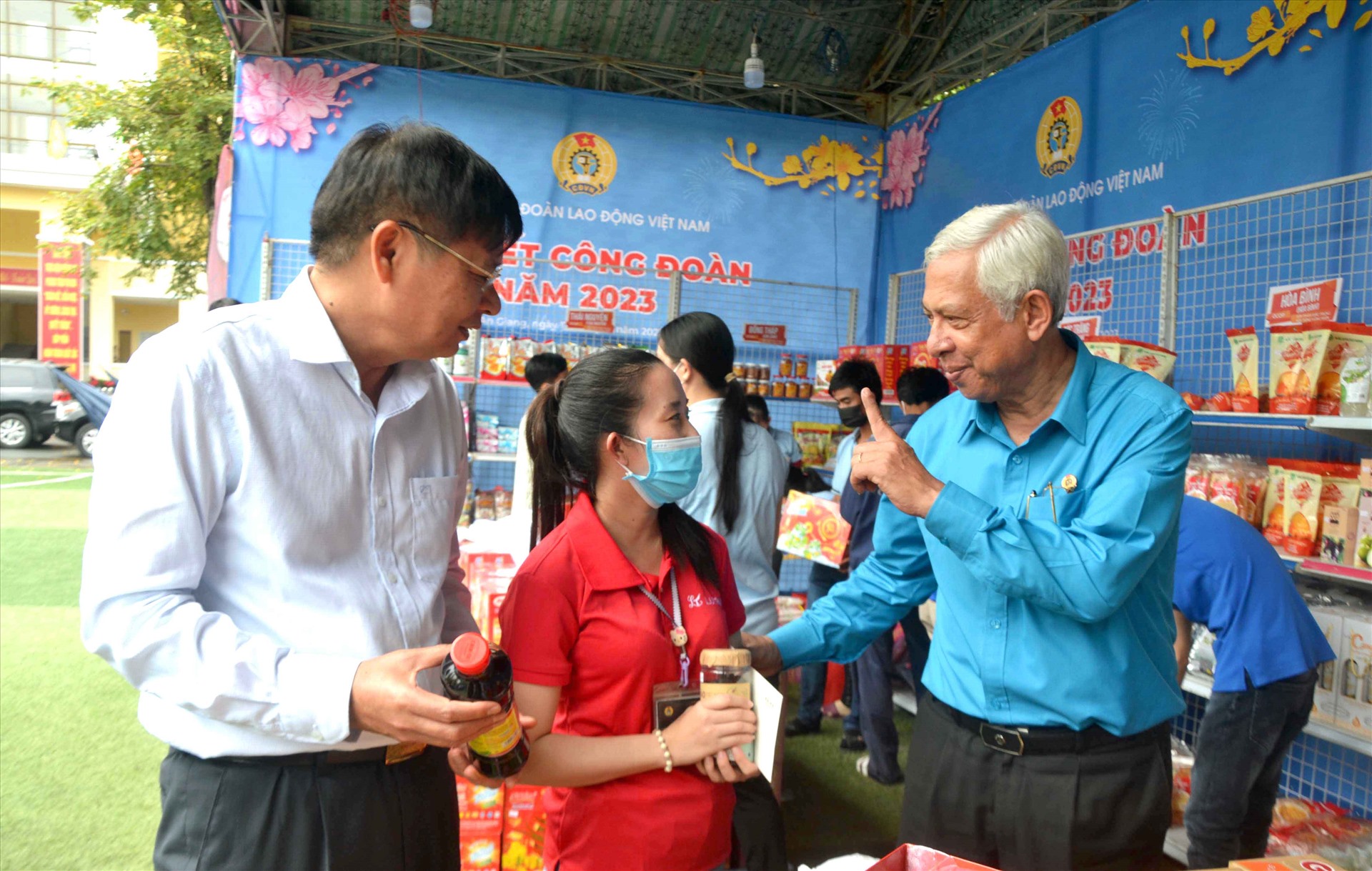 Chủ tịch LĐLĐ tỉnh An Giang thăm hỏi đoàn viên tại sự kiện Chợ Tết Công đoàn. Ảnh: Lâm Điền