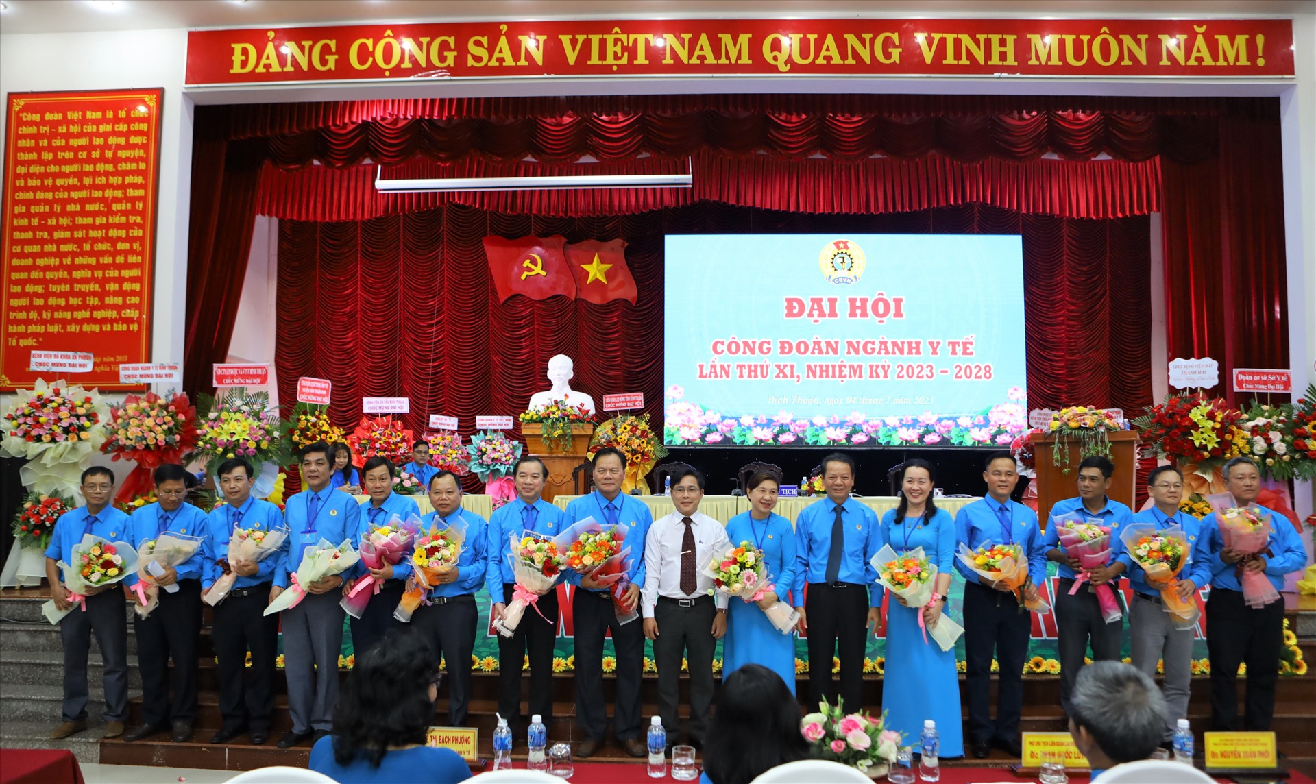 Chủ tịch LĐLĐ tỉnh và lãnh đạo Sở Y tế trao hoa chúc mừng cho BCH Công đoàn ngành Y tế Bình Thuận khóa mới. Ảnh: Duy Tuấn