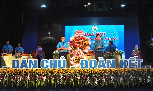 Chủ tịch Liên đoàn Lao động tỉnh Hưng Yên Lê Quảng Toản tặng hoa chúc mừng đại hội. Ảnh: Hồng Ngọc