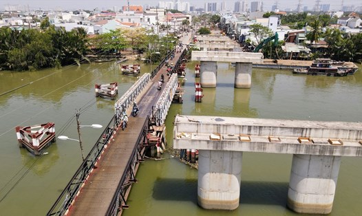Cầu Long Kiểng huyện Nhà Bè đang được đẩy nhanh tiến độ hoàn thành vào tháng 9 năm nay.  Ảnh: Hữu Chánh