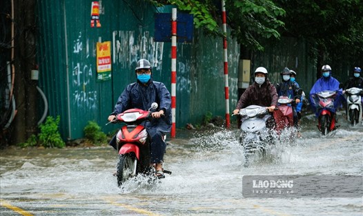 Cảnh báo ngập lụt cục bộ ở Bắc Bộ do mưa dông. Ảnh: Vương Trần. 