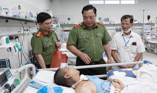 Trung tướng Nguyễn Hải Trung thăm hỏi, động viên đại úy Nguyễn Cửu Lộc. Ảnh: Công an TP Hà Nội
