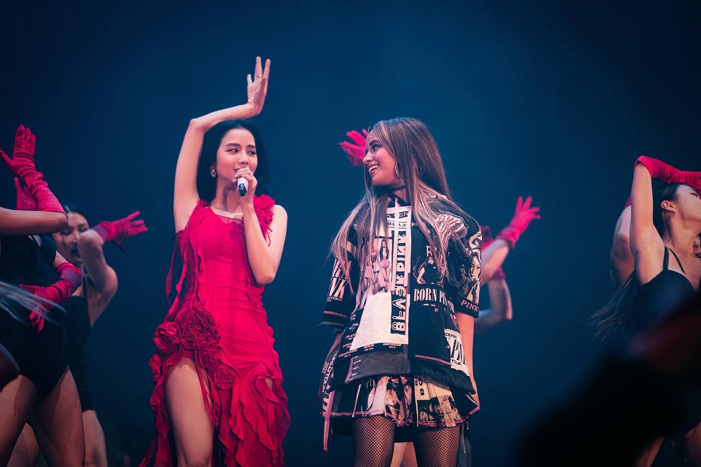Jisoo mặc váy đỏ Fancì biểu diễn cùng Camila Cabello. Ảnh: Instagram