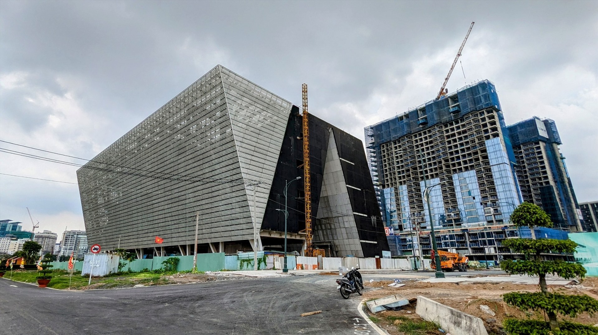 Trung tâm triển lãm quy hoạch 800 tỉ ở Khu đô thị Thủ Thiêm (TP Thủ Đức) dự kiến tái khởi động từ tháng 7.2023. Ảnh: Anh Tú