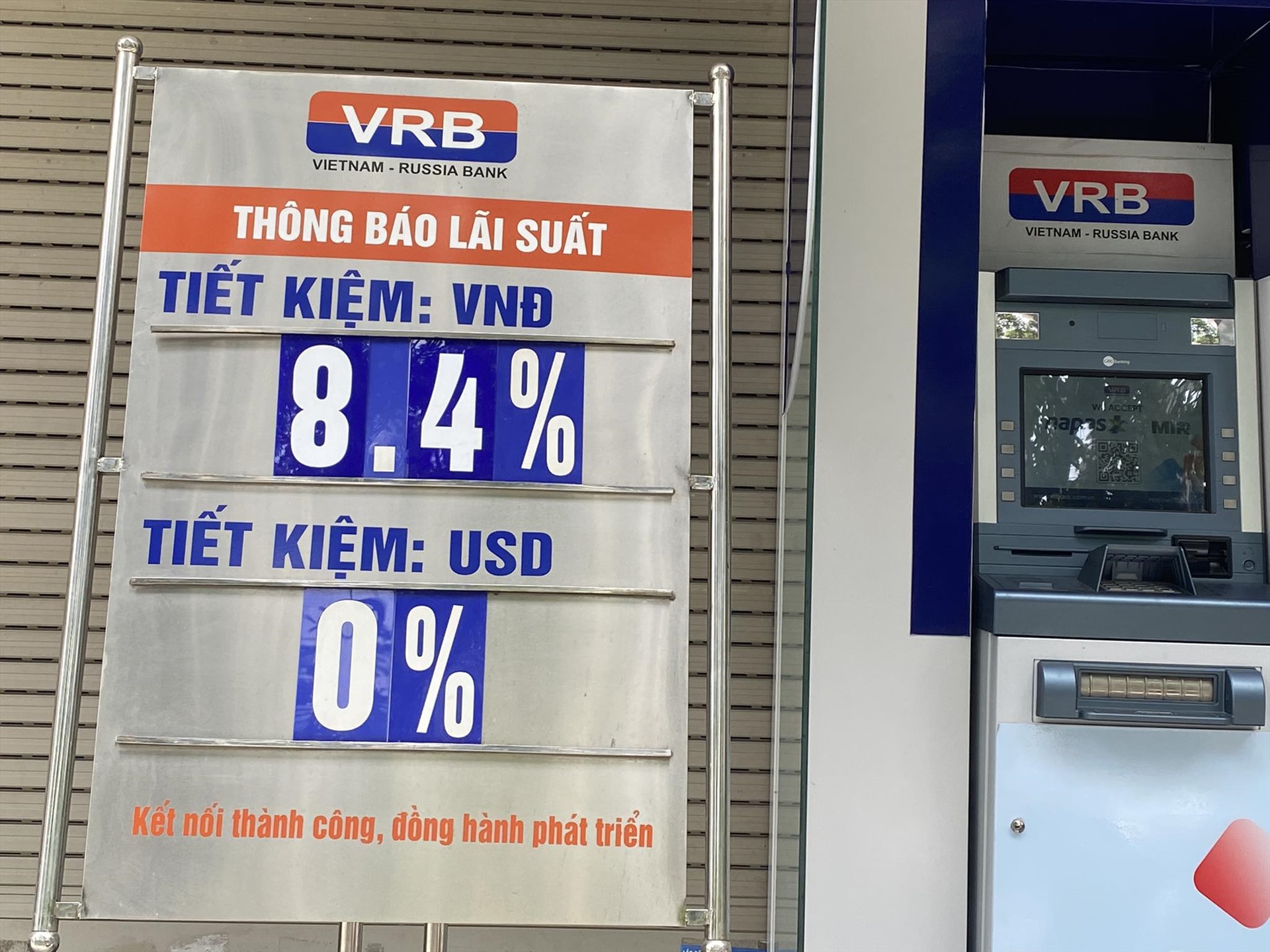 Ngân hàng VRB hiện đang niêm yết lãi suất cao nhất thị trường là 8,4%/năm áp dụng cho kỳ hạn 36 tháng. Ảnh: Hương Nguyễn