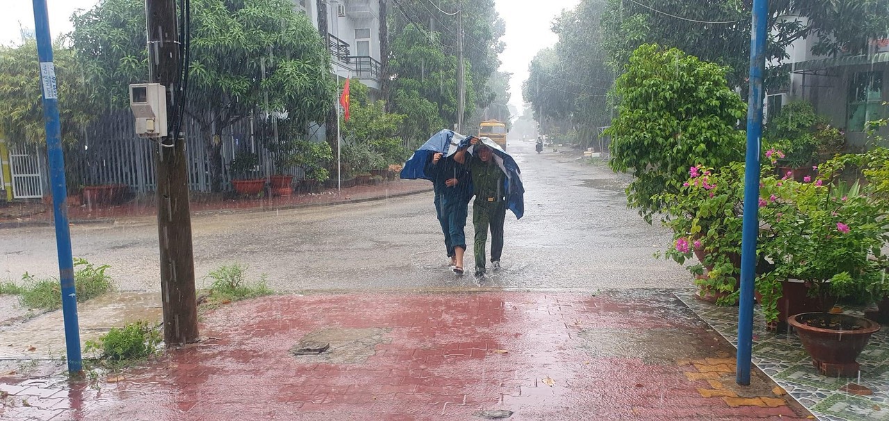 Tinh thần “Vượt nắng, thắng mưa” của lực lượng công an, phấn đấu về đích thu nhận và kích hoạt tài khoản định danh điện tử