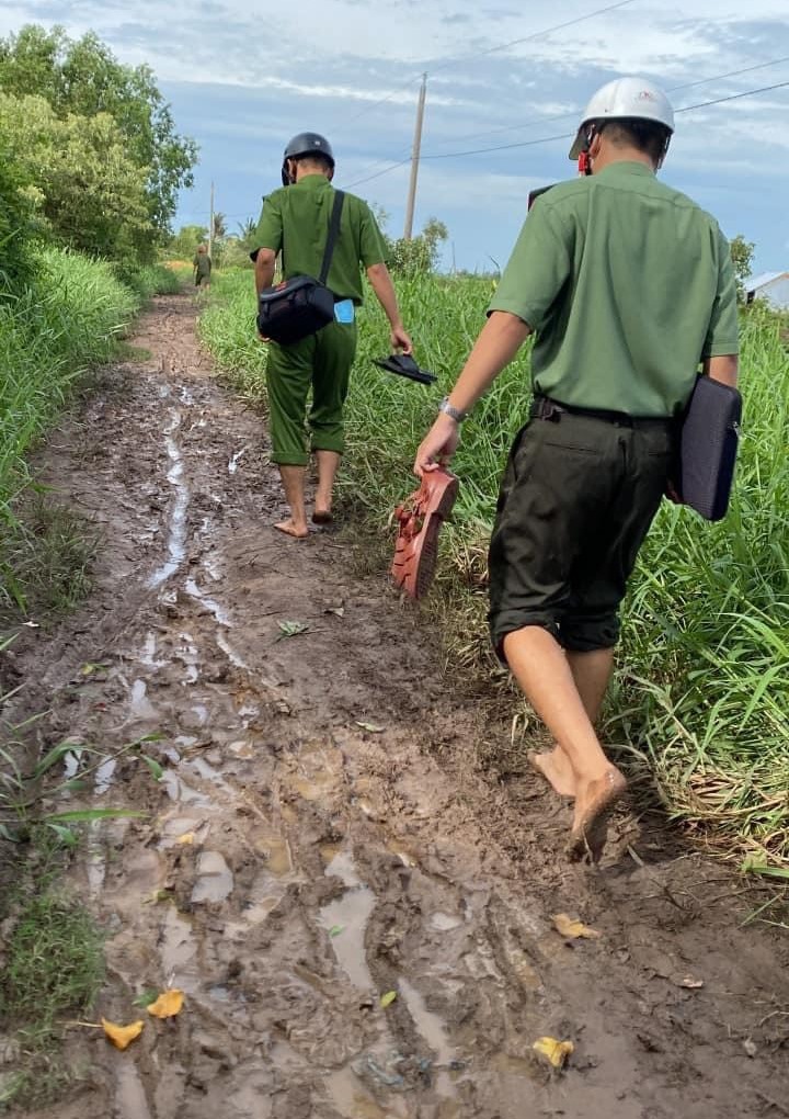 Hình ảnh cán bộ, chiến sĩ công an xuống từng địa bàn dân cư hỗ trợ cài đặt định danh điện tử tạo ấn tượng tốt đẹp với người dân