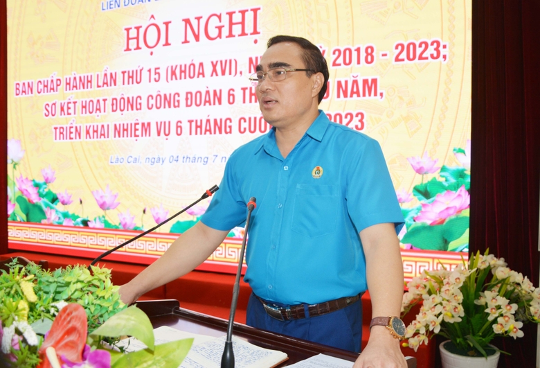 Chủ tịch LĐLĐ tỉnh Lào Cai Nguyễn Hữu Long phát biểu tại hội nghị.