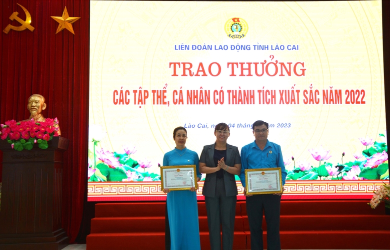 Phó Chủ tịch UBND tỉnh Giàng Thị Dung trao Bằng khen của UBND tỉnh cho cá nhân tiêu biểu, xuất sắc năm 2022.