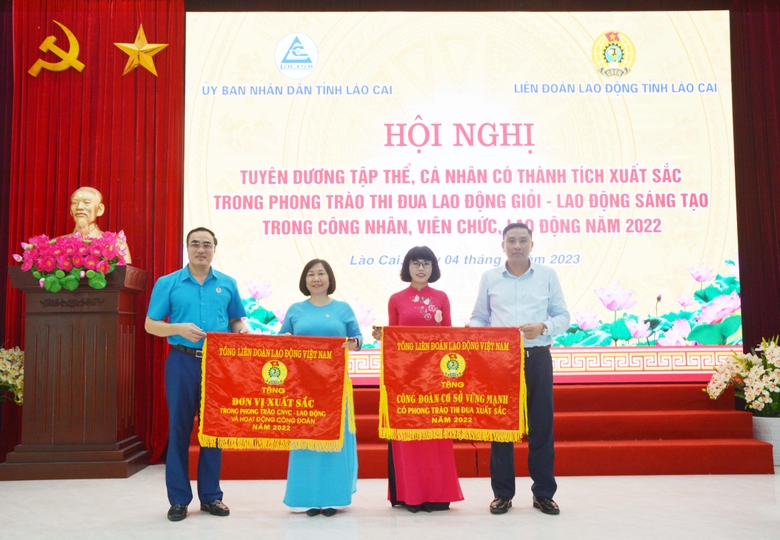 Phó Bí thư Tỉnh ủy Hoàng Giang và Chủ tịch LĐLĐ tỉnh Nguyễn Hữu Long trao Cờ thi đua của Tổng LĐLĐ Việt Nam cho 2 tập thể. 