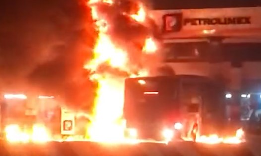 Chiếc xe buýt bốc cháy ngùn ngụt, khói đen bốc cao hàng chục mét. Ảnh cắt từ clip
