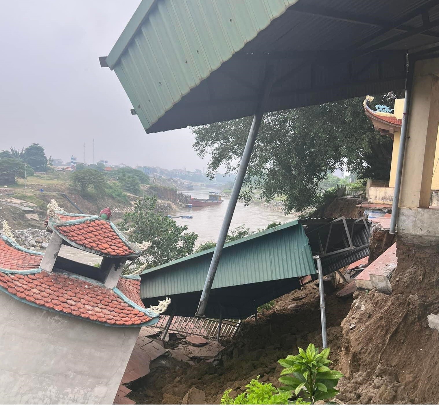 Hình ảnh đền Mẫu thôn Phú Hậu, xã Sơn Đông bị sạt lở, có nguy cơ đổ sụp xuống sông Phó Đáy hồi tháng 10.2022. Ảnh: Người dân cung cấp
