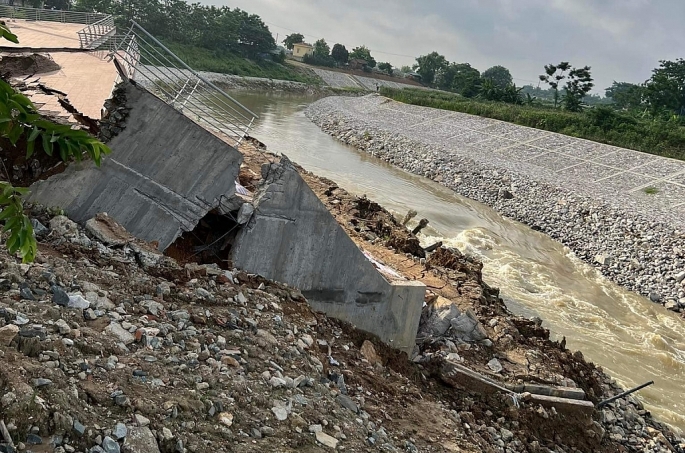 Kè chống sạt trượt sông Phó Đáy tại khu vực đền Mẫu hiện đang bị hư hỏng nghiêm trọng. Ảnh: Bảo Nguyên