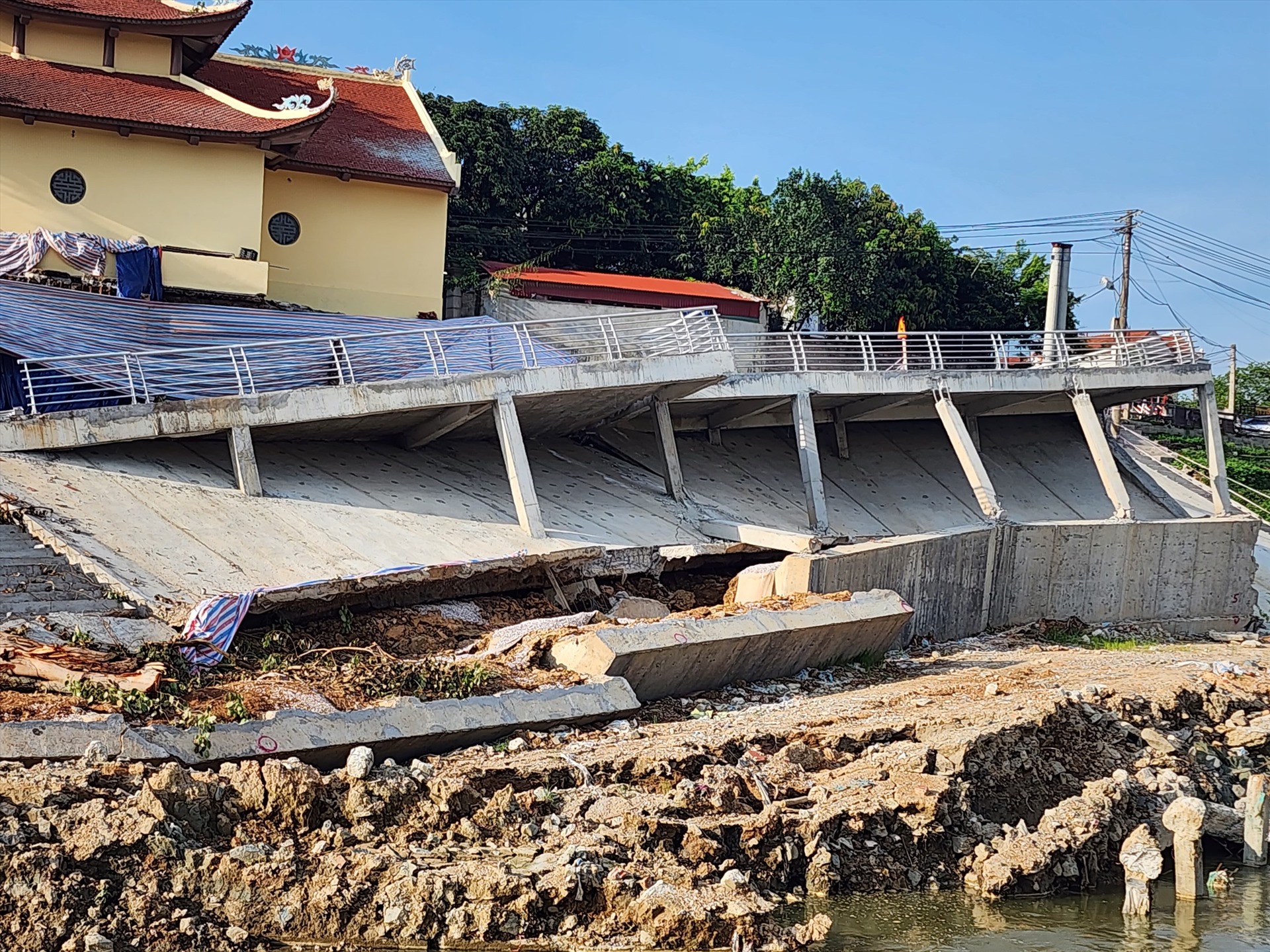 Toàn bộ các hạng mục công trình kè xây dựng mới ở khu vực đền Mẫu đã sụt lún, hư hỏng nghiêm trọng. Ảnh: Bảo Nguyên