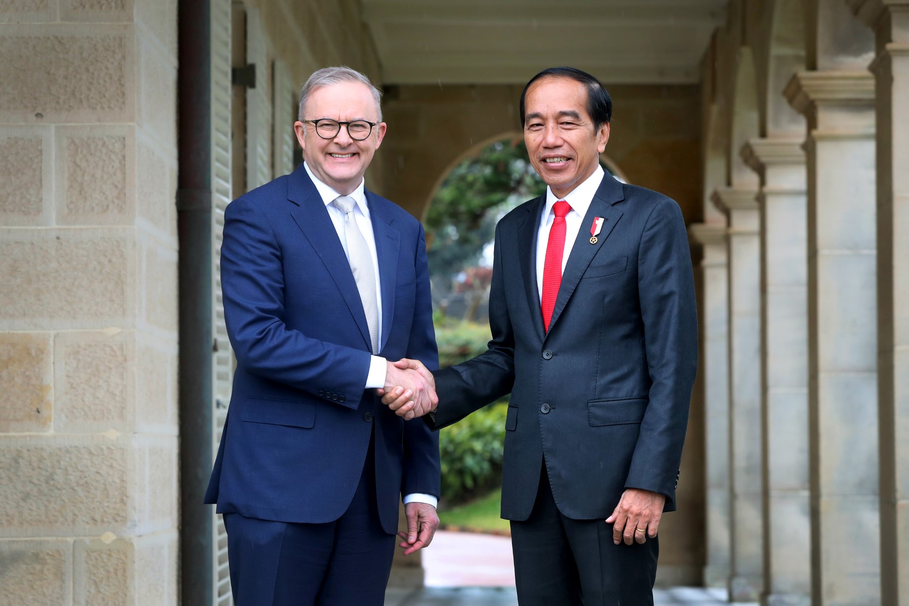 Thủ tướng Australia Anthony Albanese (trái) và Tổng thống Indonesia Joko Widodo tại Nhà Hải quân ở Sydney, Australia, ngày 4.7.2023. Ảnh: AFP