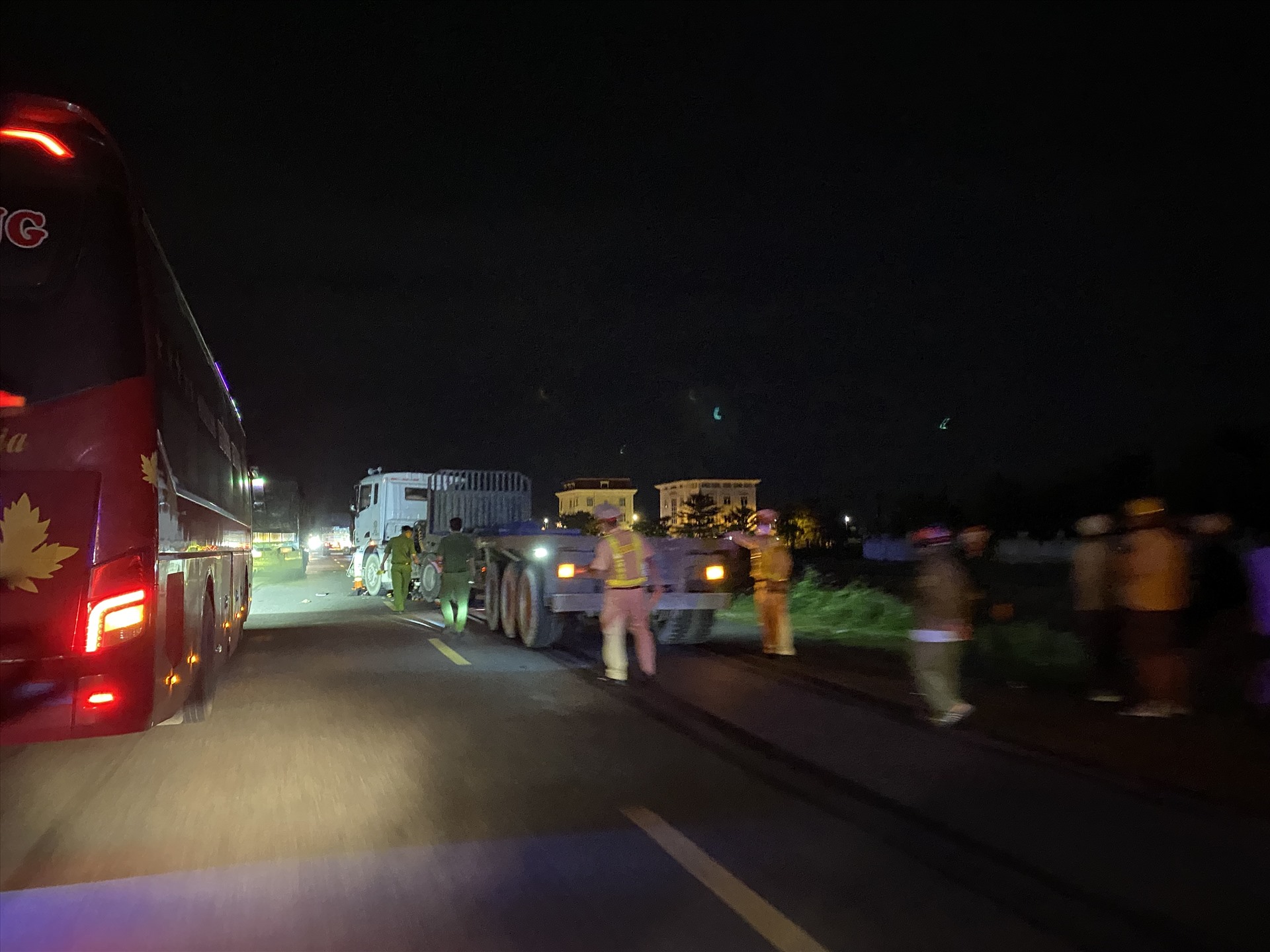 Lực lượng CSGT hướng dẫn lưu thông trên đường sau vụ tại nạn. Ảnh: Hữu Long