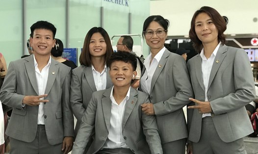 Các cầu thủ đội tuyển nữ Việt Nam hào hứng trước khi lên đường sang New Zealand. Ảnh: Hoàng Huê