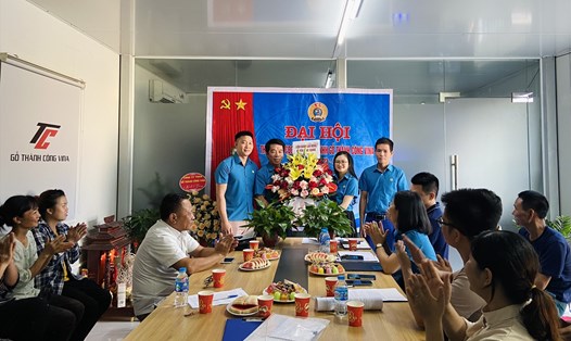 Lãnh đạo Liên đoàn Lao động huyện Lạng Giang tặng hoa chúc mừng Ban Chấp hành Công đoàn Công ty TNHH Thành Công Vina. Ảnh: LĐLĐ huyện Lạng Giang