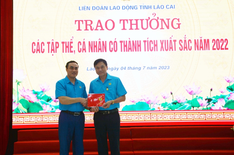 Trao Bằng “Lao động sáng tạo” của Tổng Liên đoàn Lao động Việt Nam cho cá nhân. Ảnh: Bảo Nguyên