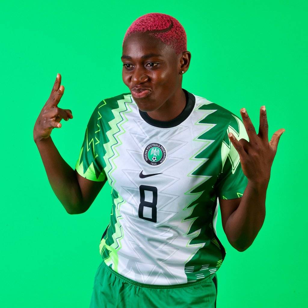 Asisat Oshoala (Nigeria): Tiền đạo 28 tuổi của Barcelona đã trở thành cầu thủ châu Phi đầu tiên vô địch Champions League nữ vào năm 2021. Cô cũng 5 lần nhận danh hiệu cầu thủ châu Phi hay nhất năm và là người châu Phi đầu tiên được đề cử Quả bóng vàng Féminin. Oshoala đã ghi bàn trong các lần tham dự World Cup 2015 và 2019 của Nigeria và hi vọng sẽ giúp một đội nhà mạnh vượt qua vòng bảng, nơi họ gặp CH Ailen, Australia và Canada. Ảnh: FBNV