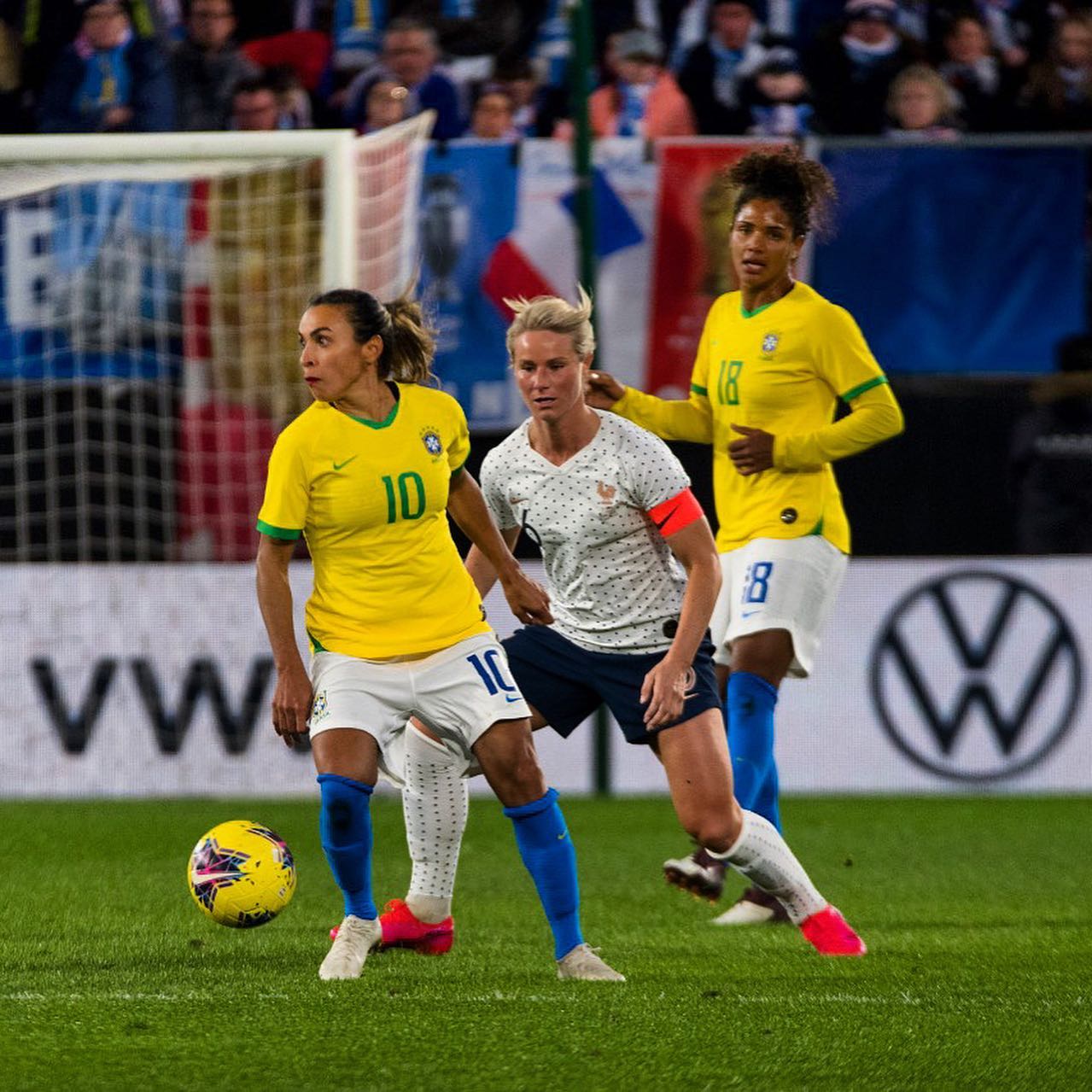 Marta (Brazil): Ở tuổi 37, Marta – cầu thủ 6 lần được bầu hay nhất của FIFA từng đối mặt với nguy cơ không được dự World Cup 2023 khi chấn thương nặng, vắng mặt ở đội tuyển quốc gia 11 tháng. Tuy nhiên, cô đã trở lại và sẽ có lần thứ 6 thi đấu tại World Cup. Cô được kì vọng sẽ gia tăng thành tích ghi 117 bàn cho Brazil, cùng nhau hướng đến danh hiệu cao nhất. Ảnh: FBNV
