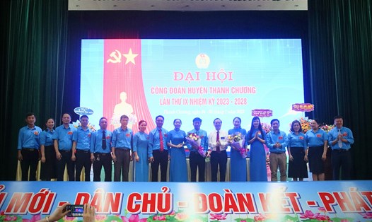 Ra mắt Ban chấp hành Công đoàn huyện Thanh Chương khoá IX, nhiệm kỳ 2023 - 2028 gồm 15 người. Ảnh: Quỳnh Trang