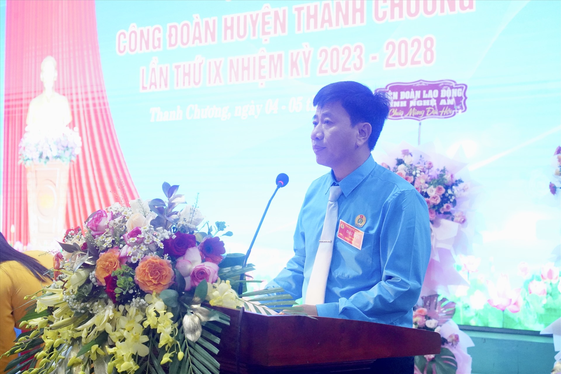  Ông Lê Thiết Hùng - Chủ tịch Liên đoàn Lao động Thanh Chương phát biểu báo cáo tại đại hội. Ảnh: Quỳnh Trang