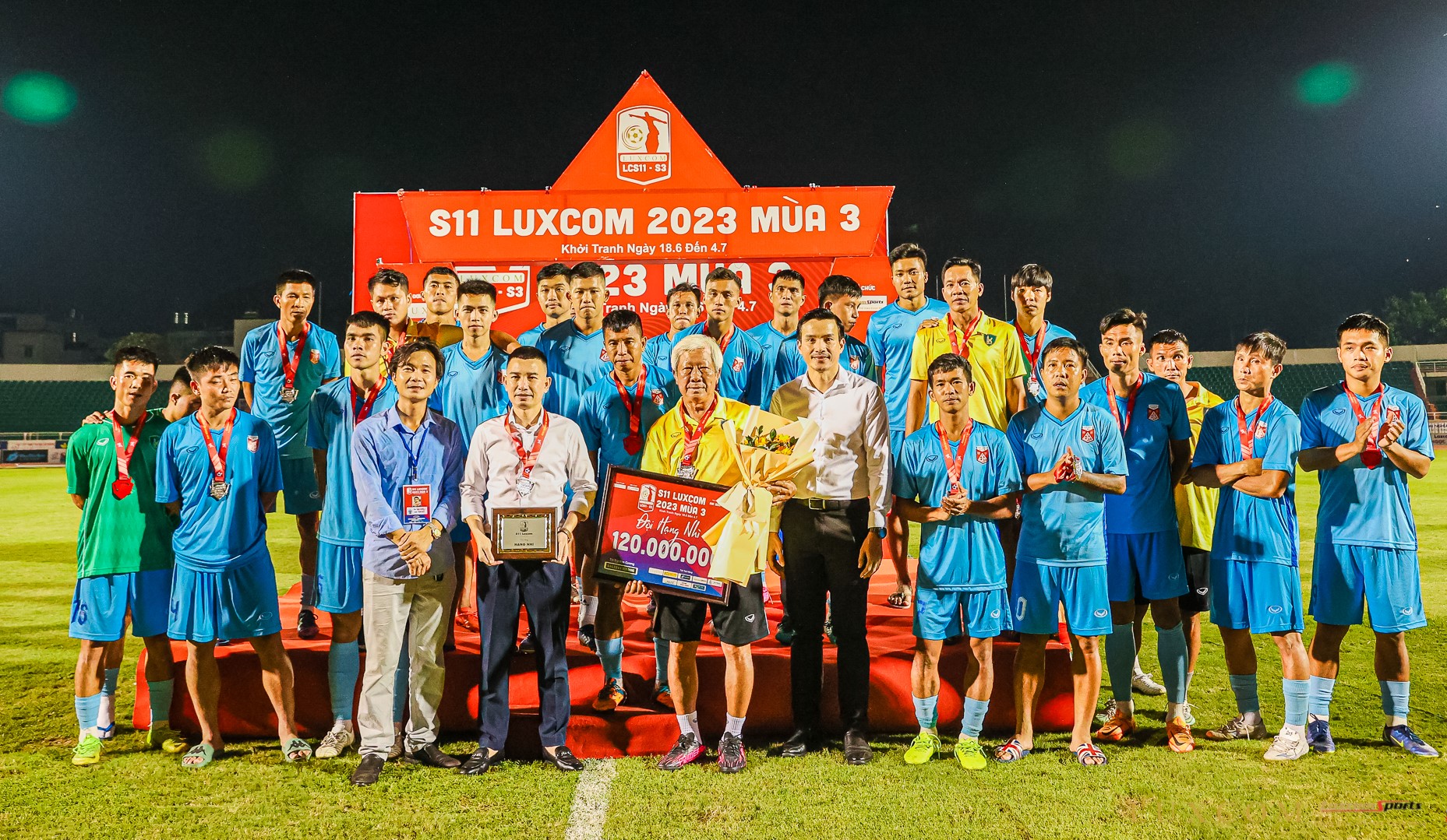 “Dàn sao” Định Hướng FC giành ngôi Á quân sau thất bại trên chấm luân lưu trước Luxcom FC. Ảnh: Đình Thảo