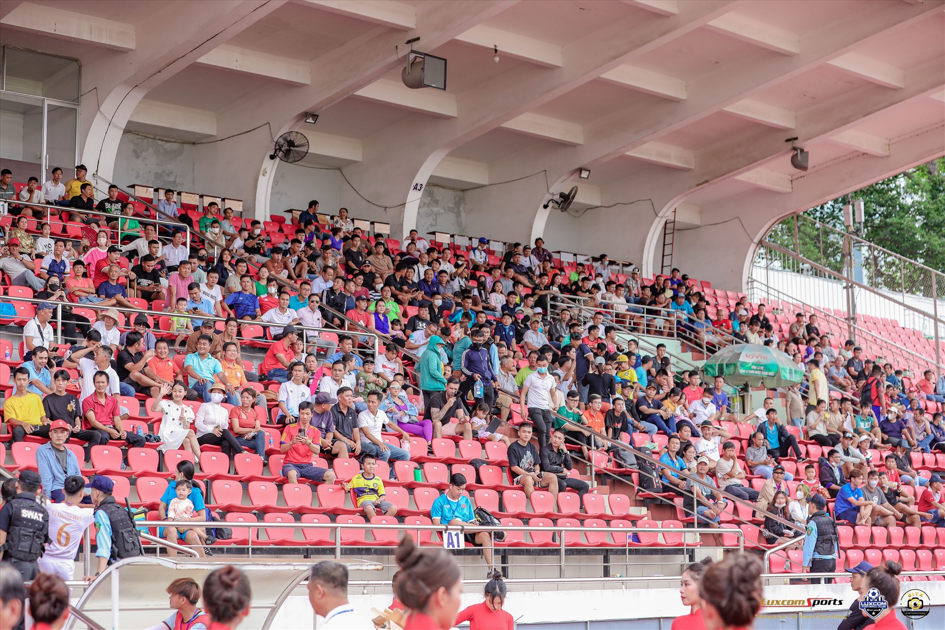 Đông đảo khán giả tới sân Thống Nhất theo dõi trận chung kết của mùa giải. Ảnh: Đình Thảo