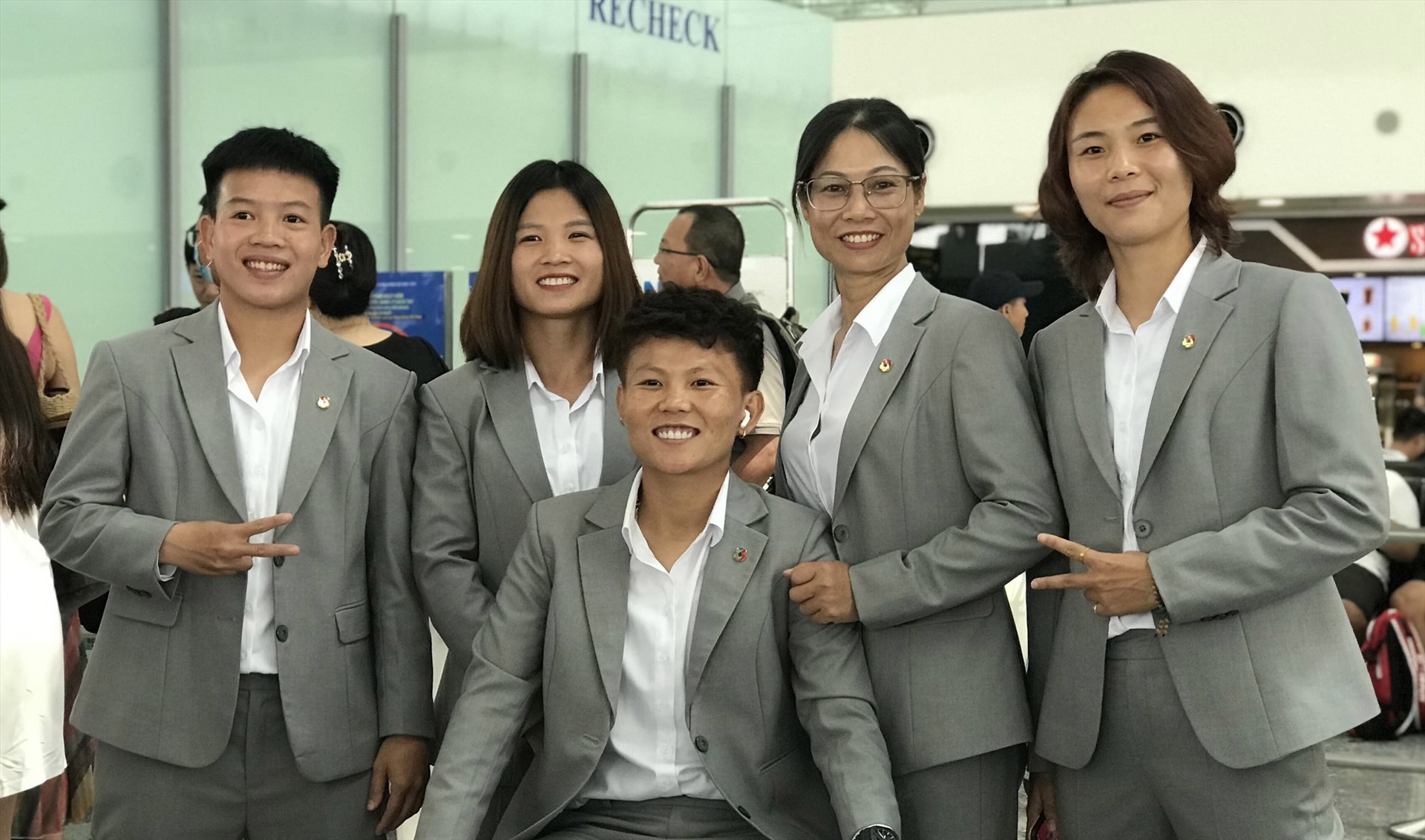 Khác với những lần trước, các cầu thủ nữ Việt Nam đã diện vest khi di chuyển sang New Zealand. Toàn đội đều rất hào hứng cho hành trình quan trọng sắp tới.