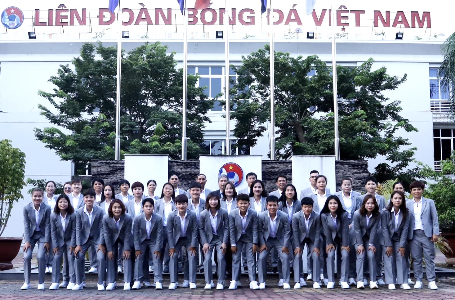 Sáng 5.7, đội tuyển nữ Việt Nam chính thức lên đường sang New Zealand tham dự vòng chung kết World Cup nữ 2023. Toàn đội chụp ảnh tại Liên đoàn bóng đá Việt Nam trước khi di chuyển ra sân bay Nội Bài. 