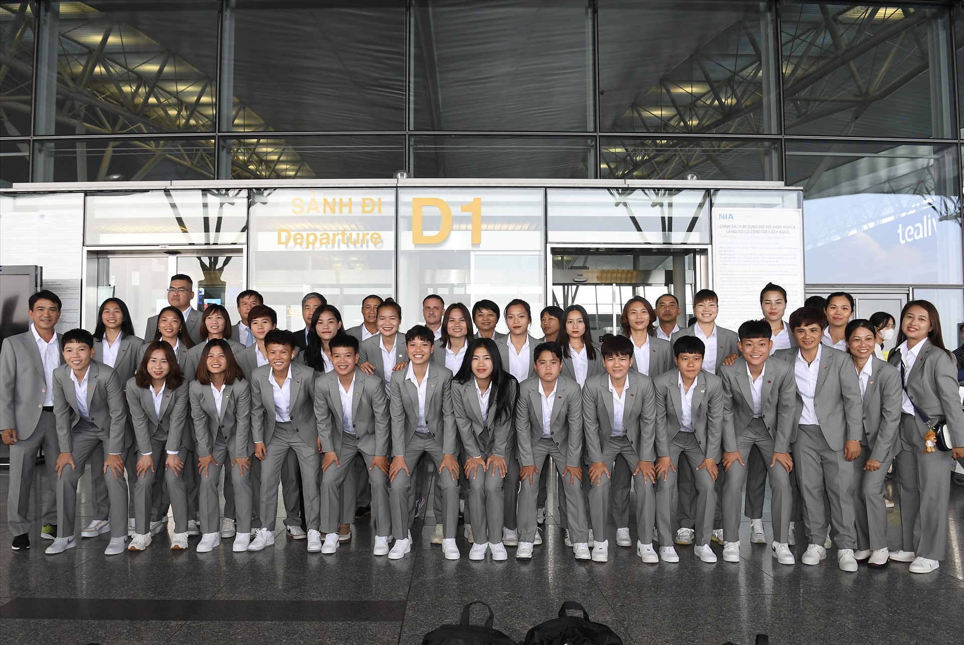 Theo lịch trình, chuyến bay của đội tuyển nữ Việt Nam sẽ cất cánh vào lúc 12h35. Toàn đội sẽ quá cảnh tại Singapore trước khi tiếp tục bay đến New Zealand và dự kiến có mặt tại thành phố Auckland (New Zealand) vào 9h sáng ngày 6.7. 
